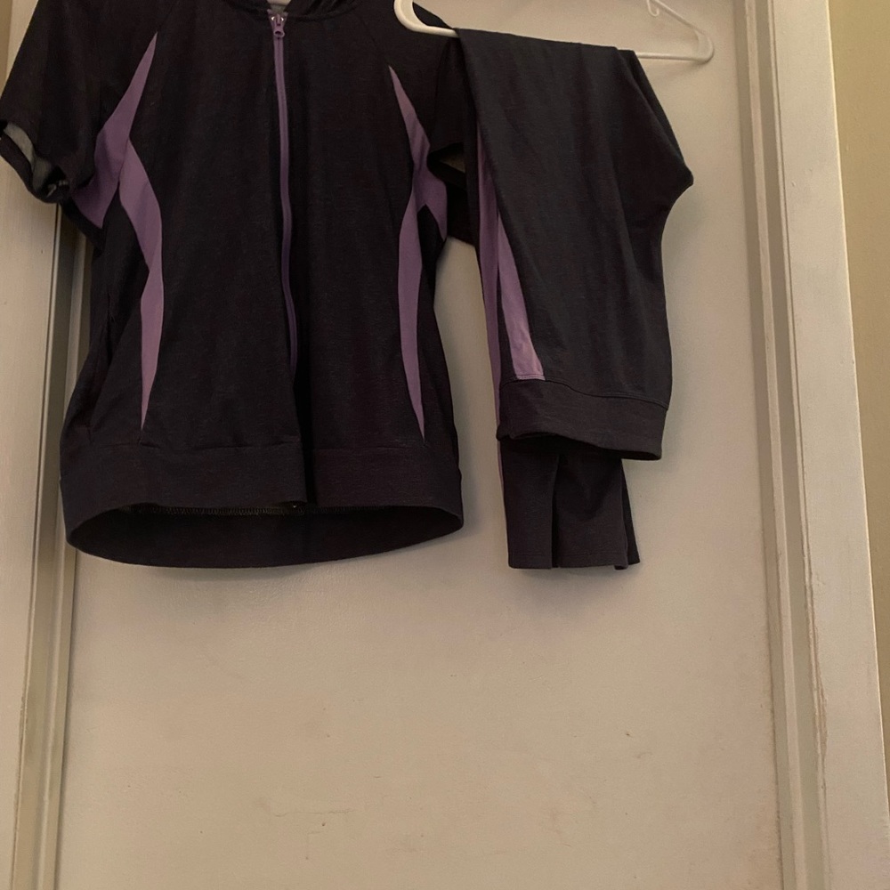 Women’s nice jogging set size XL very soft material.